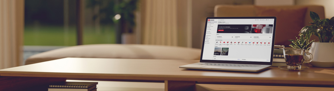 Sülearvuti, mille ekraanil on Citadele internetipanga avaleht kontode ülevaate, tarbimislaenu pakkumise ja reklaamkaartidega; üks neist, makserõngaga, ulatub ekraanist välja.