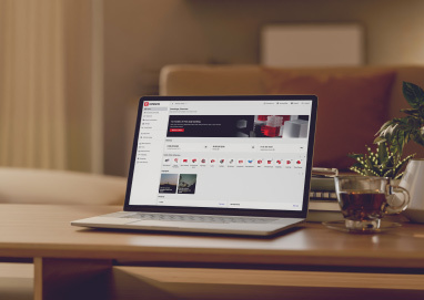Sülearvuti, mille ekraanil on Citadele internetipanga avaleht kontode ülevaate, tarbimislaenu pakkumise ja reklaamkaartidega; üks neist, makserõngaga, ulatub ekraanist välja.