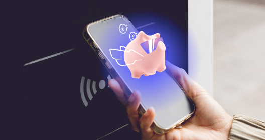 Inimene maksab ostu eest telefoniga ja telefoni ekraanil on näha Citadele mobiiliäpi vaadet rahakassast.