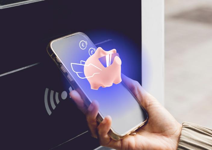 Inimene maksab ostu eest telefoniga ja telefoni ekraanil on näha Citadele mobiiliäpi vaadet rahakassast.