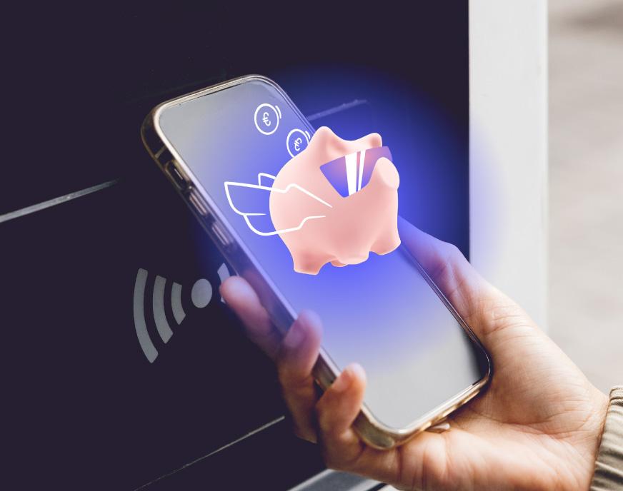 Inimene maksab ostu eest telefoniga ja telefoni ekraanil on näha Citadele mobiiliäpi vaadet rahakassast.