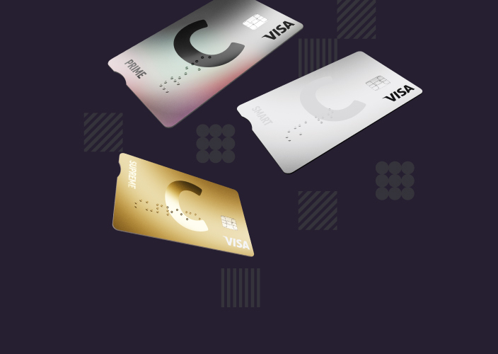 Три карты с логотипом C и символом VISA на тёмном фоне: одна карта золотая, другая белая, а третья серая с радужным отражением.
