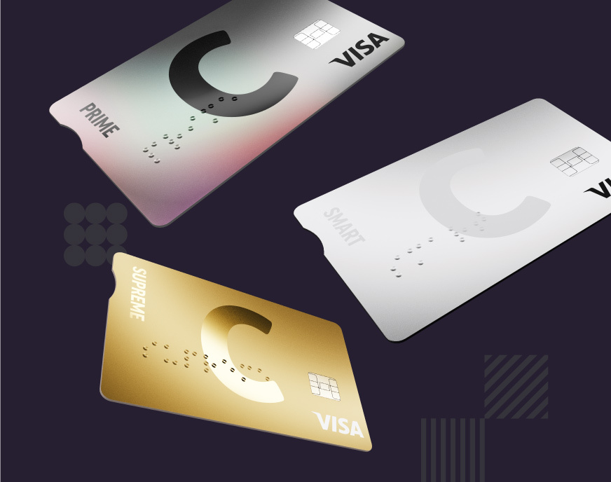 Три карты с логотипом C и символом VISA на тёмном фоне: одна карта золотая, другая белая, а третья серая с радужным отражением.