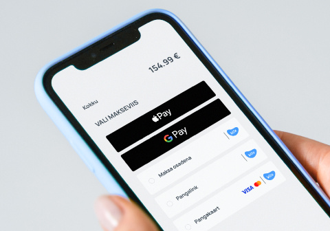 Mobiiltelefonil kuvatud veebimakseviisid, sealhulgas Apple Pay ja Google Pay.