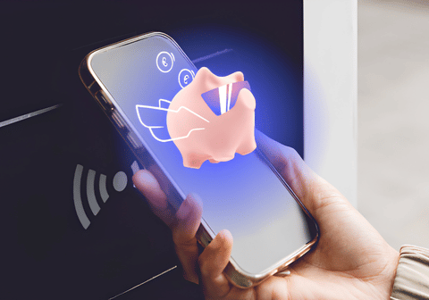 Inimene maksab ostu eest telefoniga ja telefoni ekraanil on näha Citadele mobiiliäpi vaadet rahakassast.
