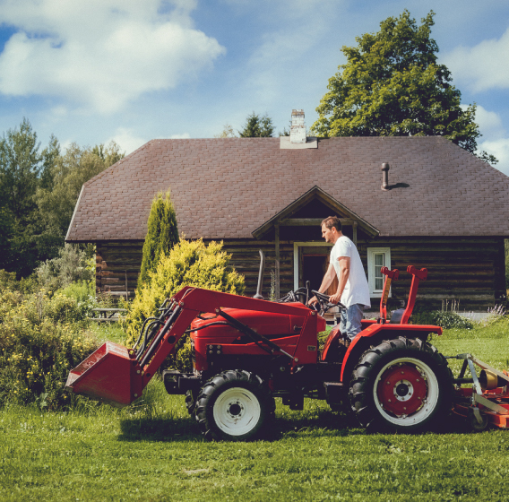 Insurance of special machinery and equipment: A tractor that carries out gardening work and is insured with special equipment insurance. Compare special equipment insurance offers and choose the one that provides the best protection for your garden equipment.