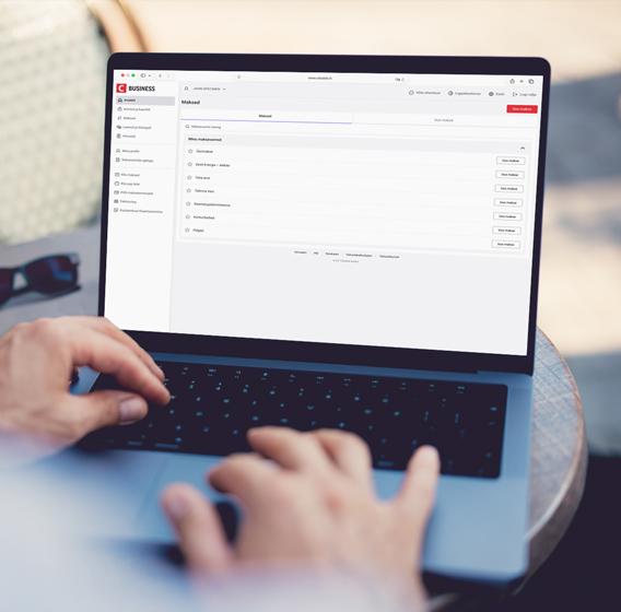 Inimene hoiab süles sülearvutit, millel on kuvatud Citadele internetipanga uus kujundus.