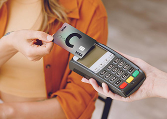 Kaardimakse tegemine viipemakseterminalis.