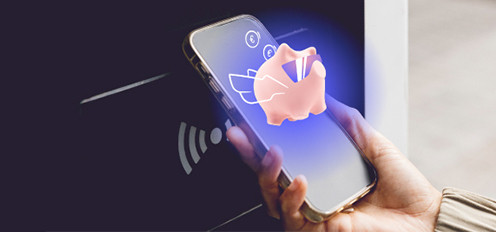 Inimene maksab ostu eest telefoniga ja telefoni ekraanil on näha Citadele mobiiliäpi vaadet rahakassast.