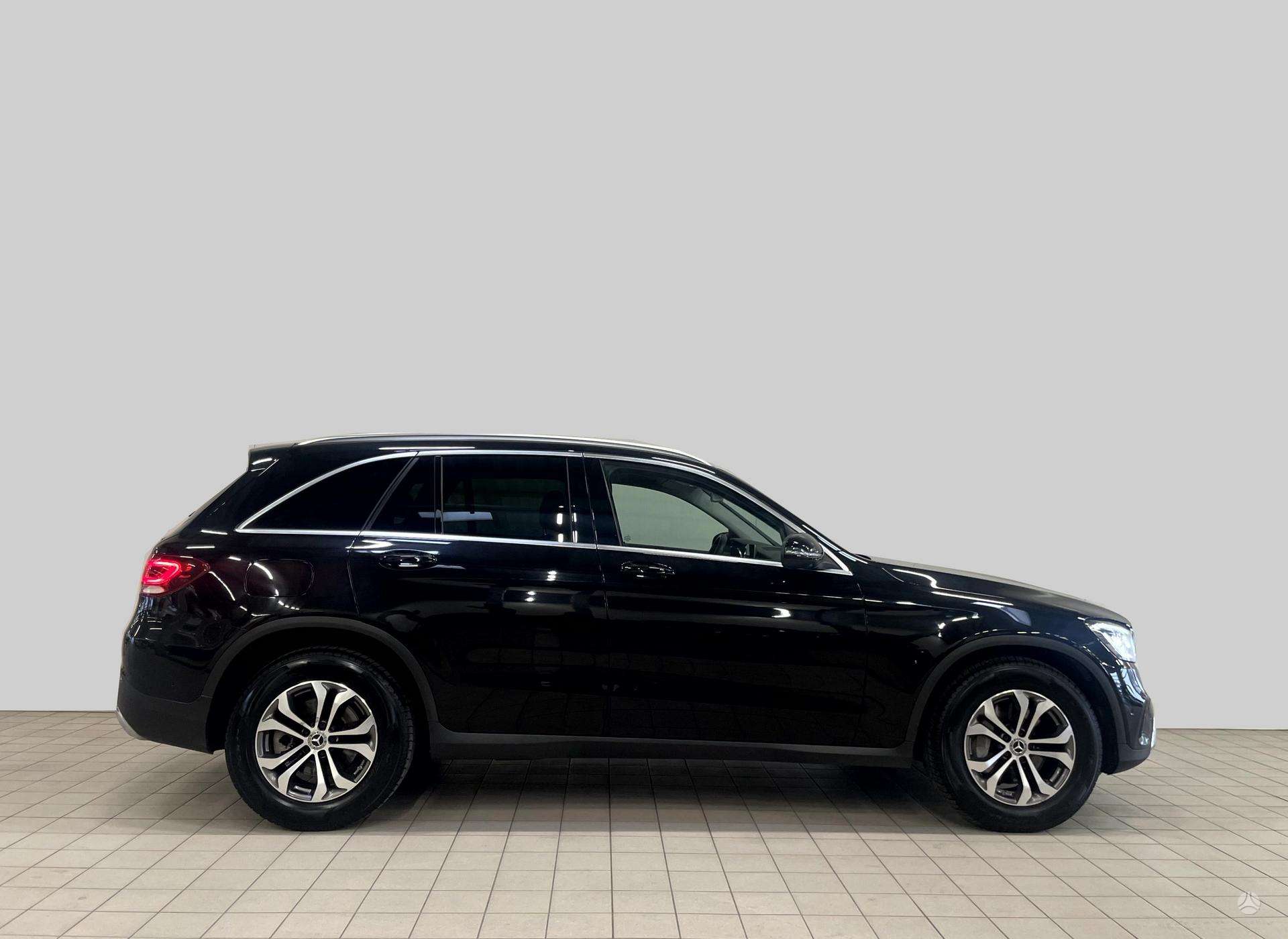 Car: Mercedes-Benz GLC300